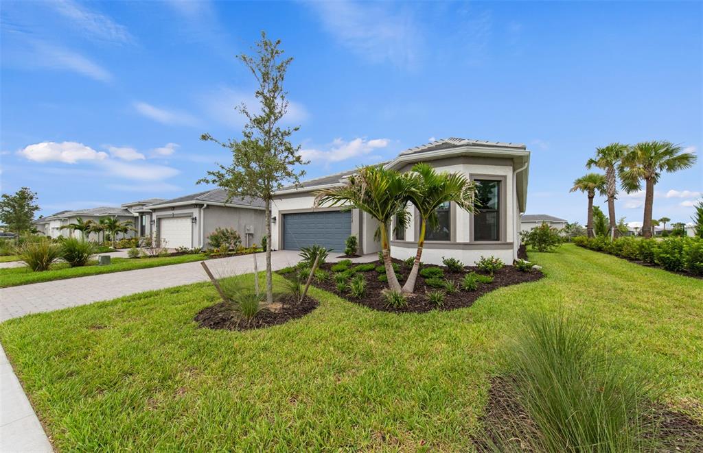 AVALIABLE NOW!!!!!Move in before the holidays in this beautiful prestige