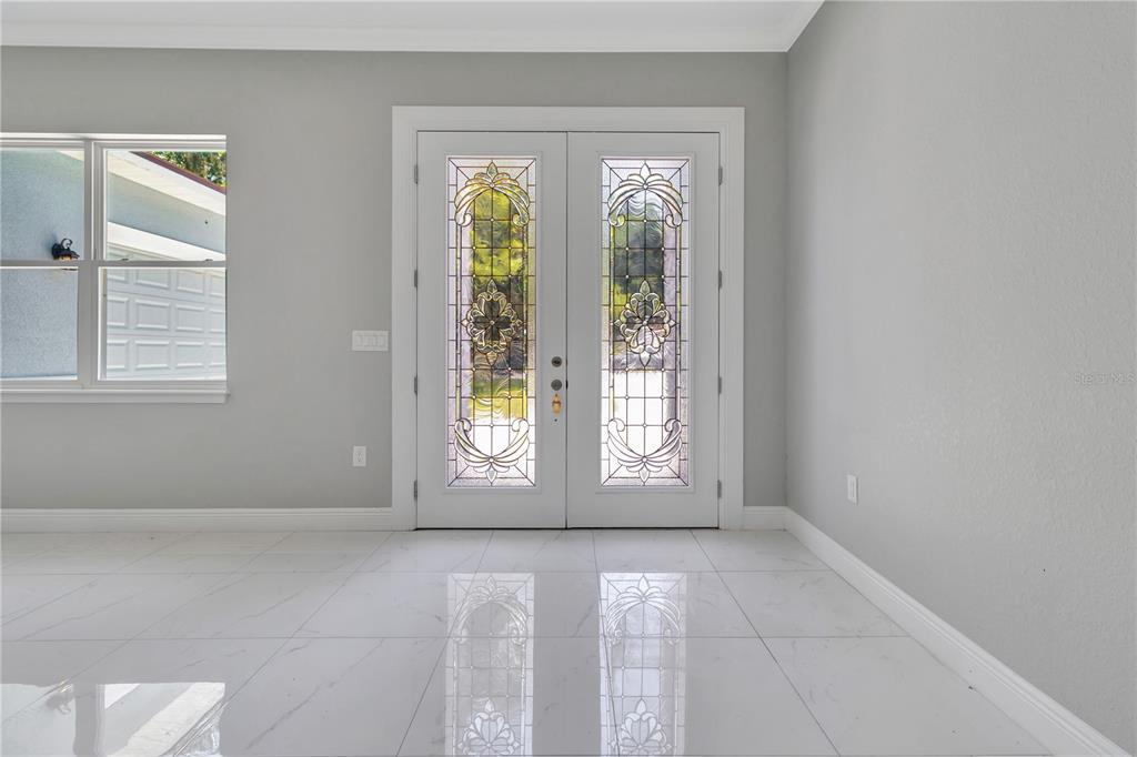 LIVING BY ENTRANCE