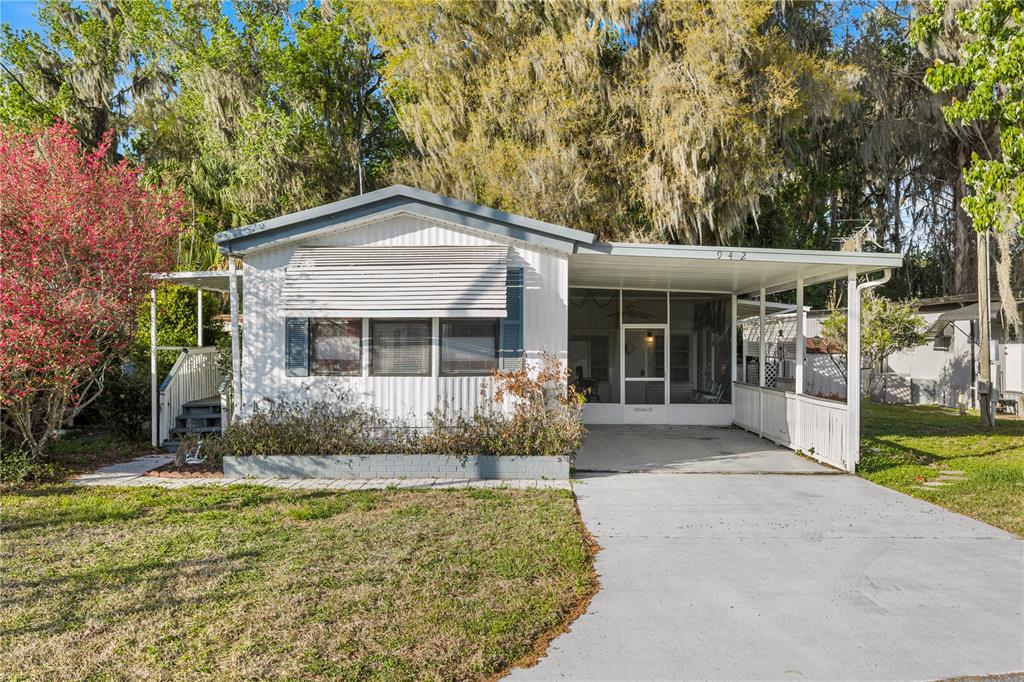 Property for sale at 942 CR 461, LAKE PANASOFFKEE, FL, 33538