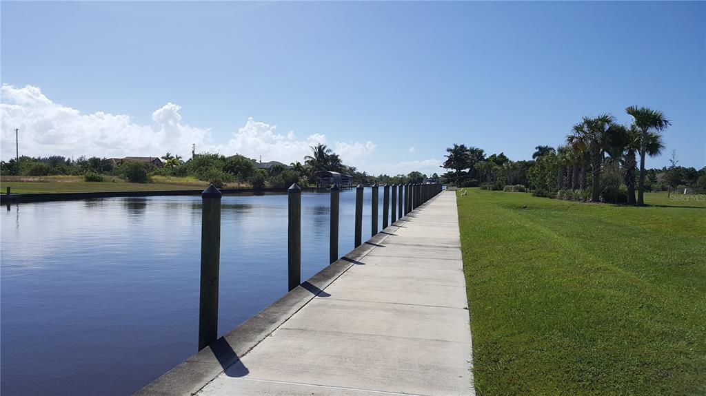 Beautiful Canal, with public dockage