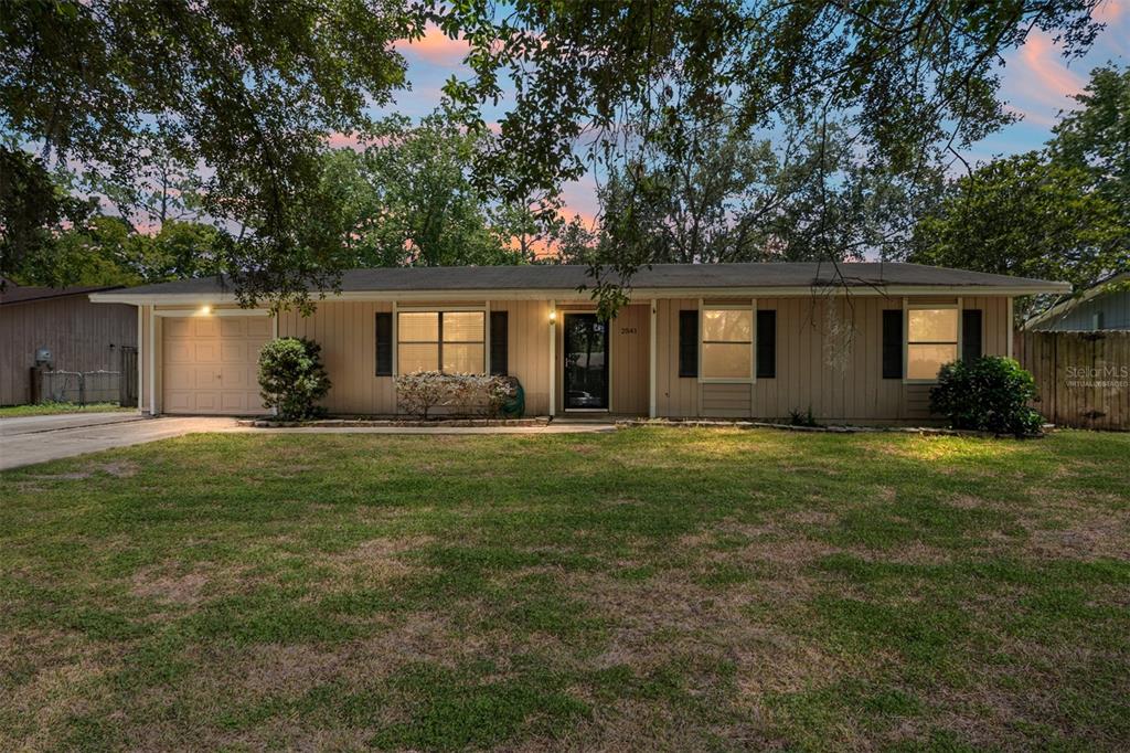 Welcome HOME to Springtree!  Virtually Staged.