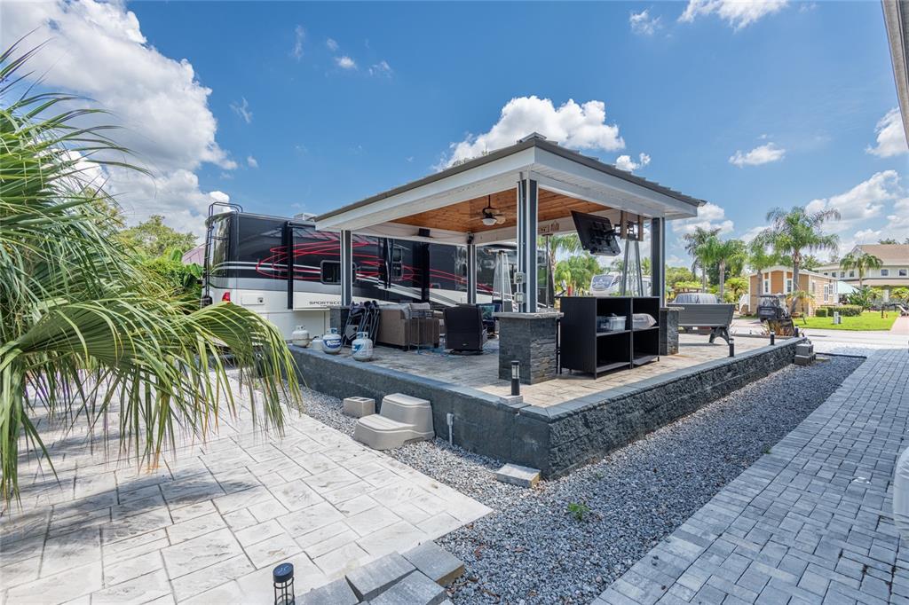 Adjacent RV lot with TIKI Hut- a fabulous way to entertain !