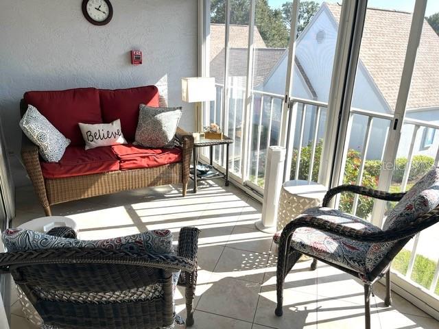 GLASS/SCREEN ENCLOSED FRONT LANAI