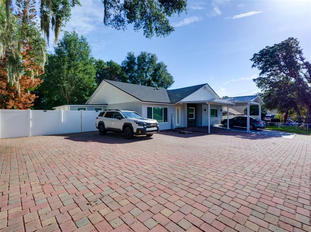 Spacious driveway