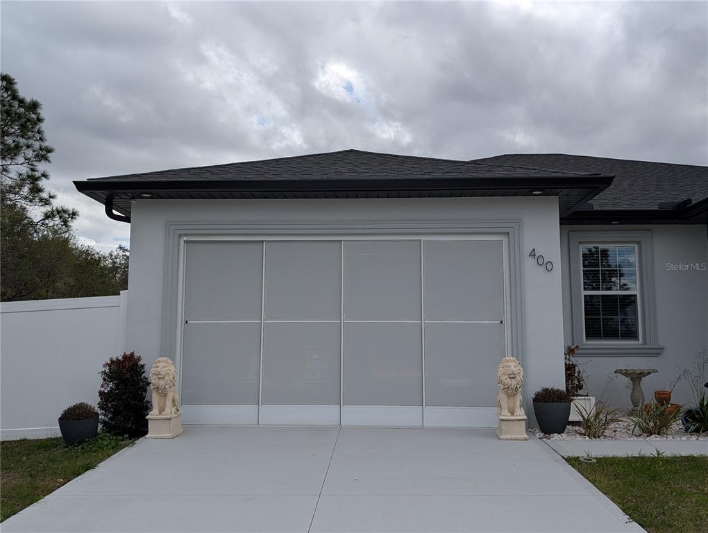 Screened garage entry