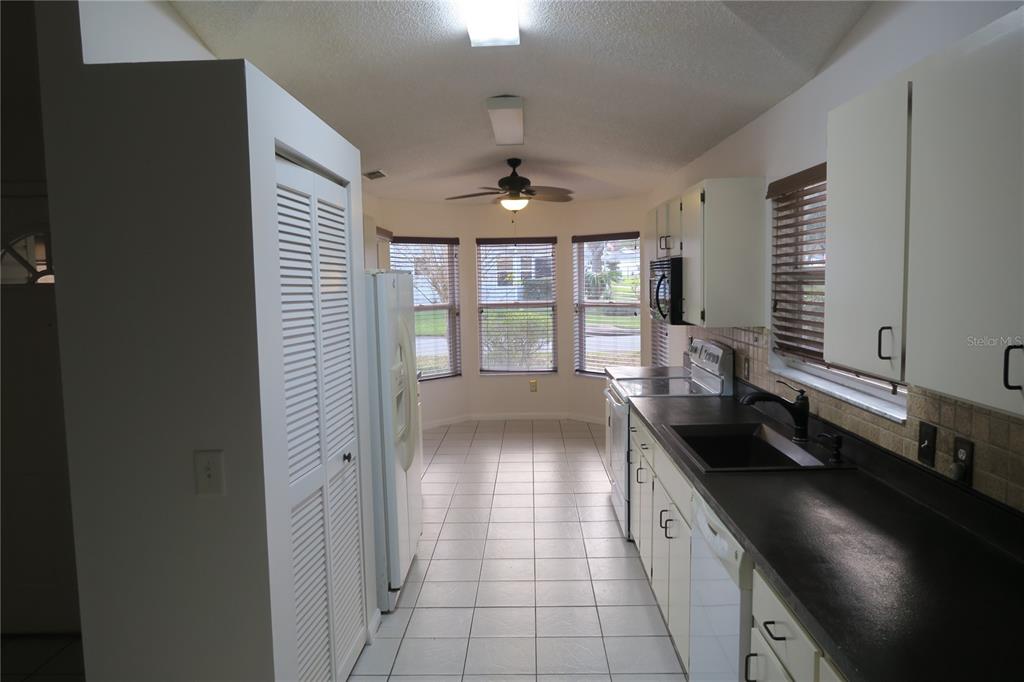 Kitchen / Dinette Combo