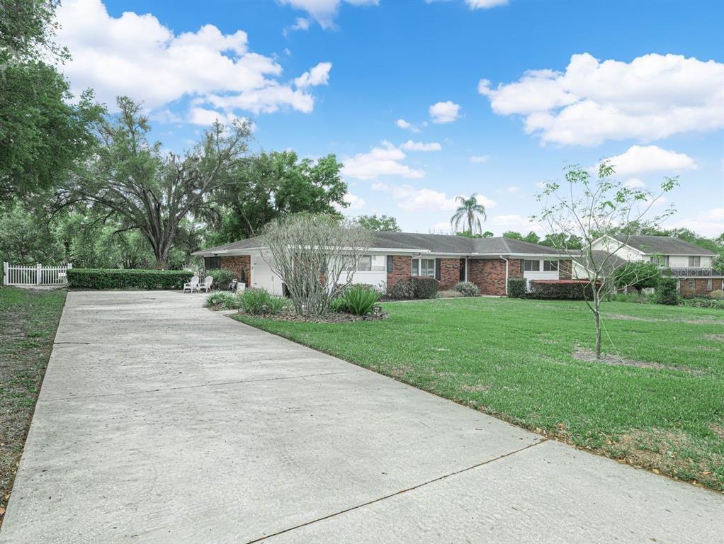 Side view with oversize driveway