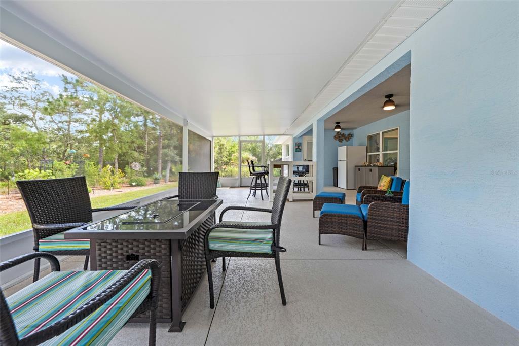 Huge Lanai