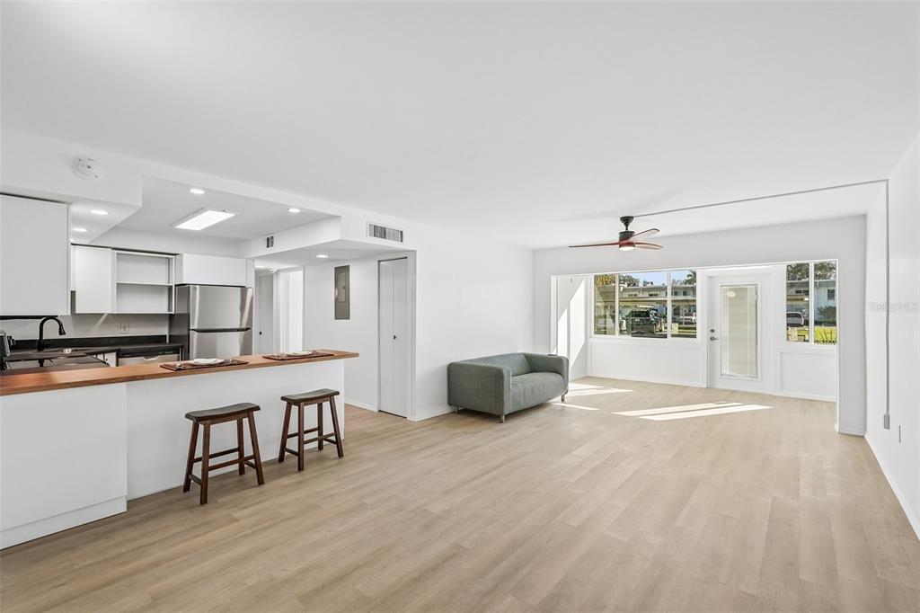 Birght open living/dining area
