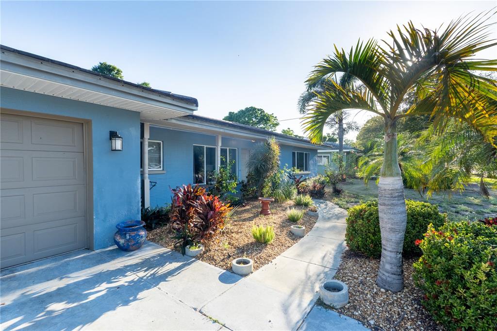 Property for sale at 33 SOUTHWIND DRIVE, BELLEAIR BLUFFS, FL, 33770