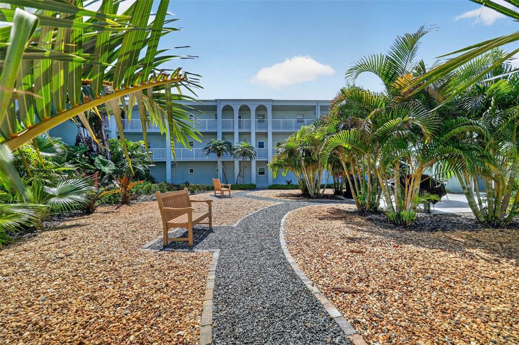 Property for sale at 1706 BELLEAIR FOREST DRIVE UNIT 220, BELLEAIR, FL, 33756