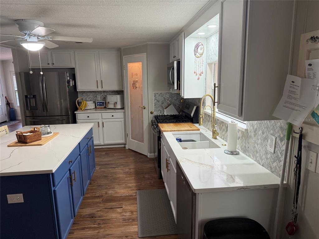 Property for sale at 109 N SAINT THOMAS CIRCLE, APOLLO BEACH, FL, 33572