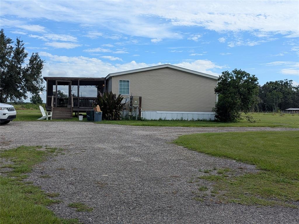 Side view with driveway