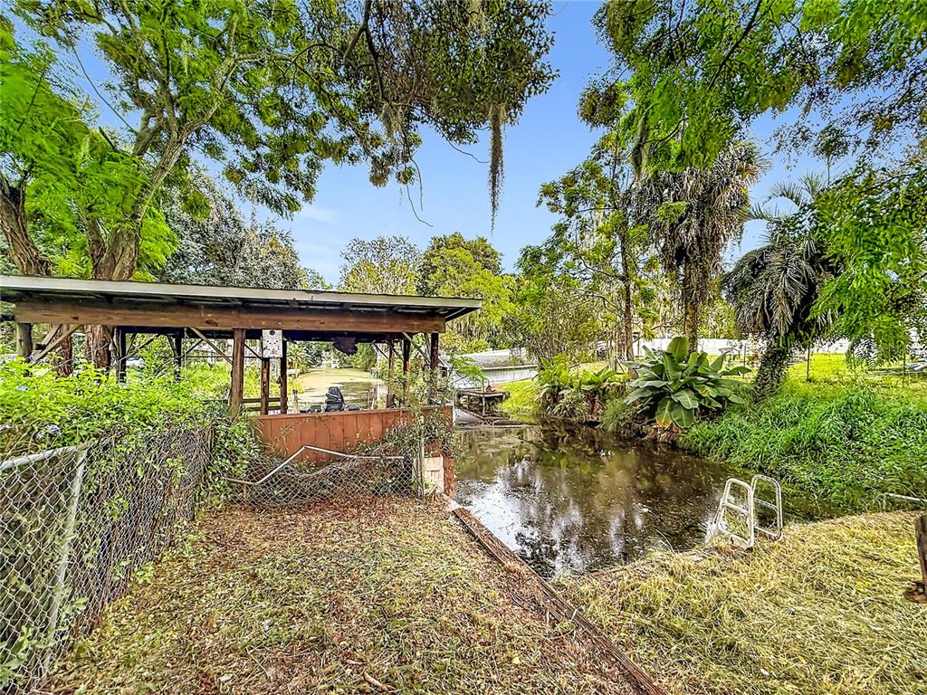 Canal ends in back yard. Chain of Lake Harris access!