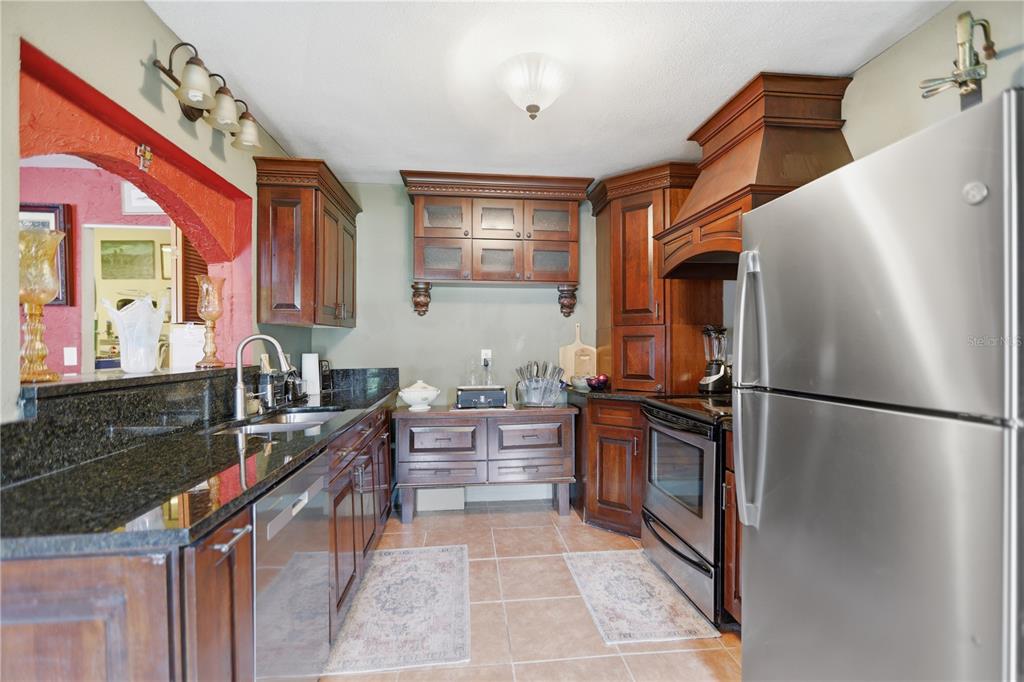 Kitchen w/granite countertops