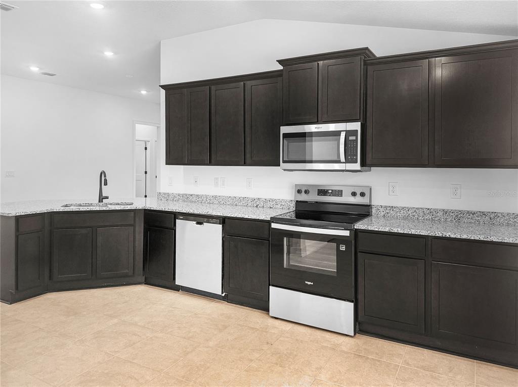 Kitchen and Breakfast Bar