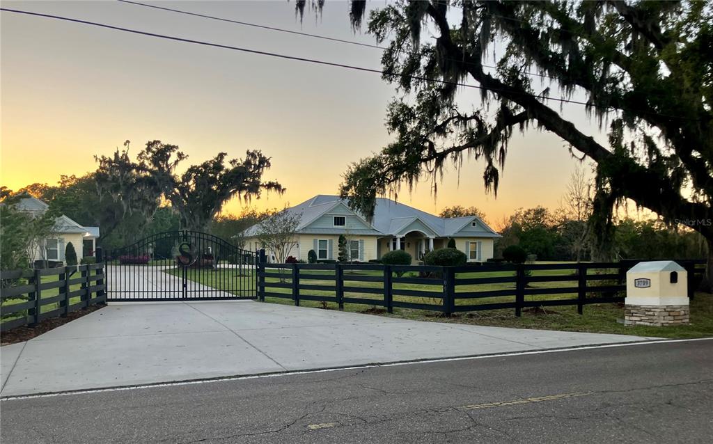 Estate entry features electric entry gate