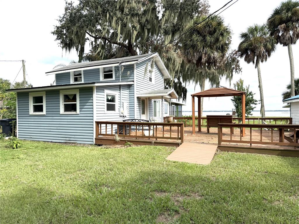 DECK BETWEEN THE HOMES