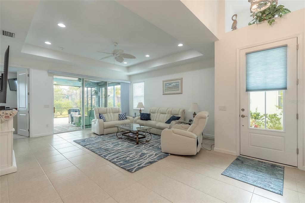 Has tray ceilings