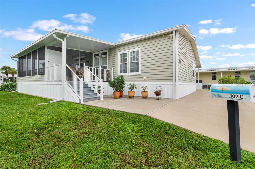Property for sale at 102 E SAINT LUCIA LOOP, APOLLO BEACH, FL, 33572