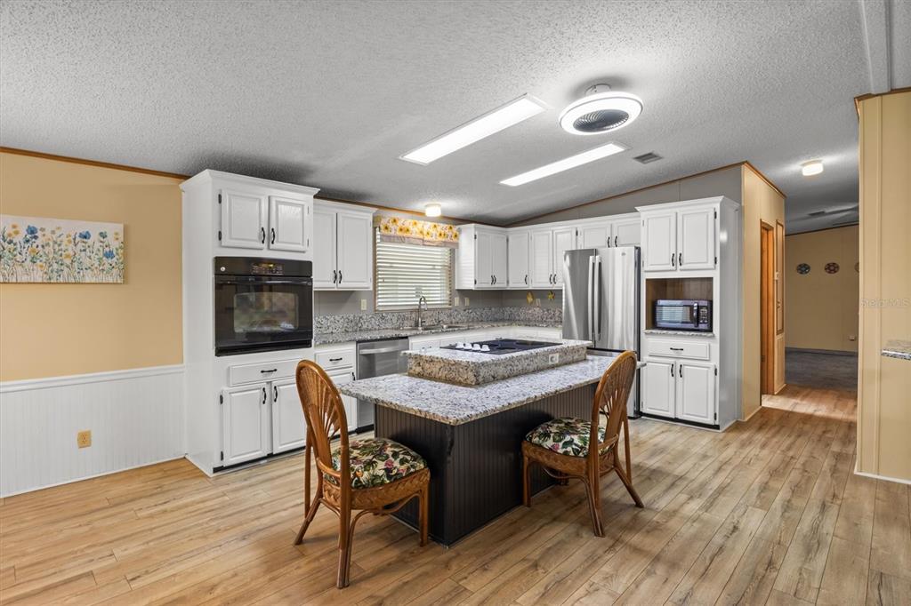 Island Kitchen with Breakfast Bar & Cooktop