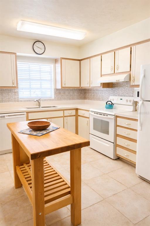 VIRTUALLY ENHANCED    KITCHEN