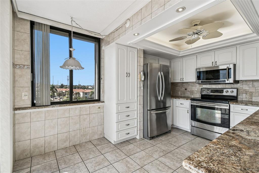 kitchen - light and bright!