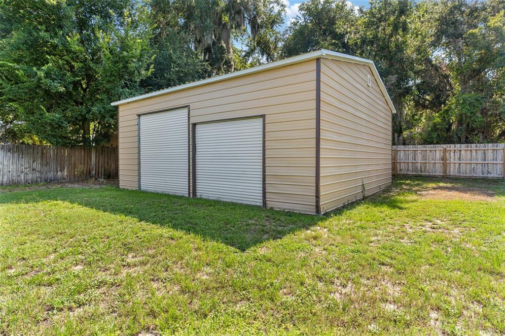 Detached 900 sq ft garage
