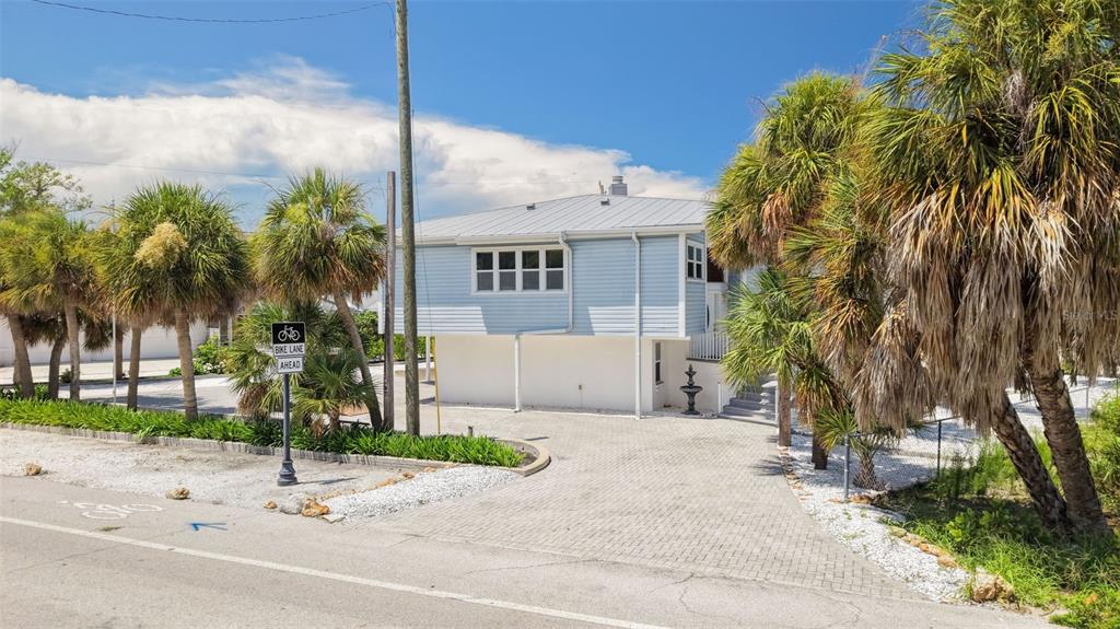 EASY IN & OUT CIRCULAR DRIVEWAY