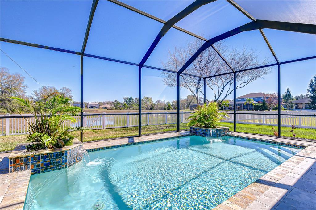 Sparkling pool to enjoy!