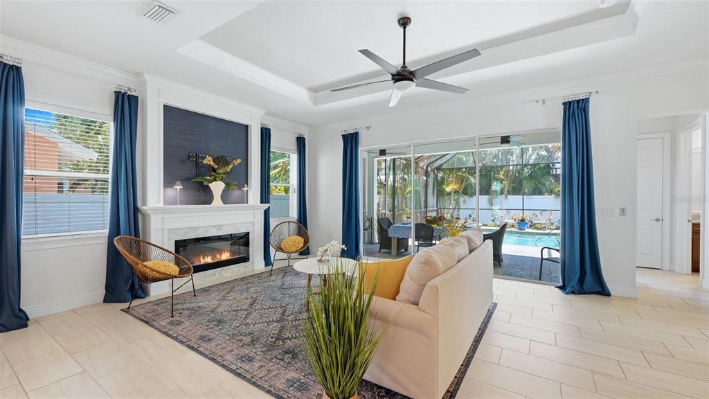 Open floor plan 10' tray ceilings