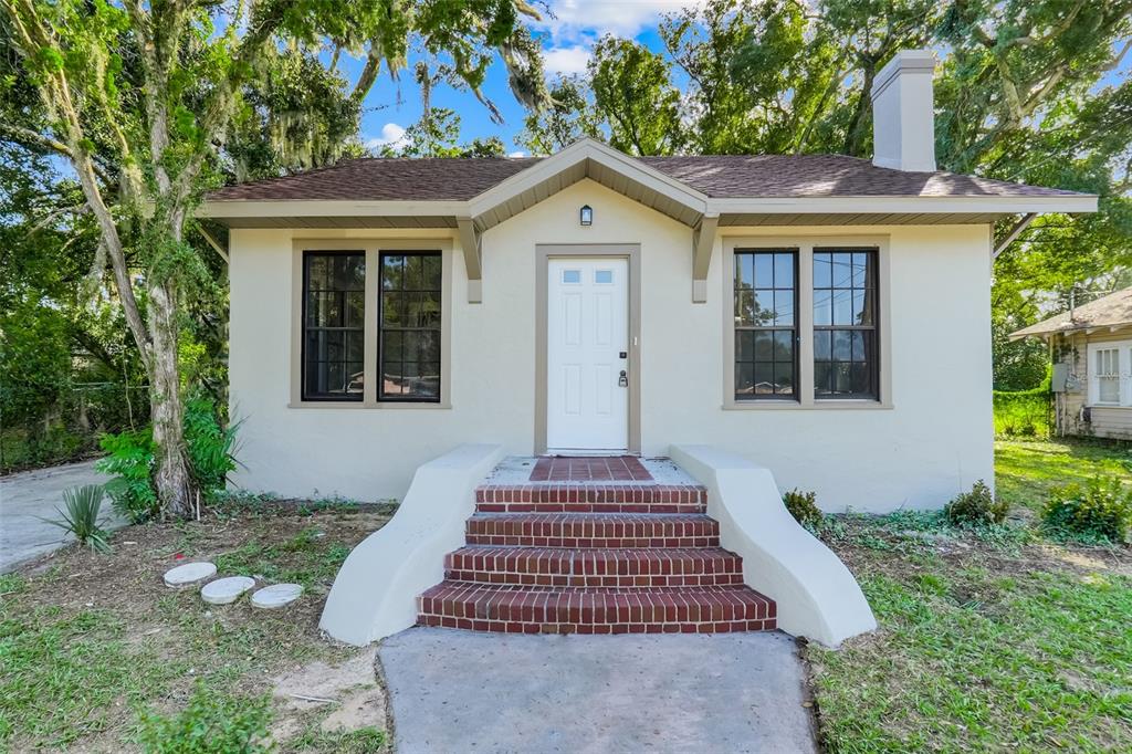 Property for sale at 19 E MORNINGVIEW DRIVE, EUSTIS, FL, 32726