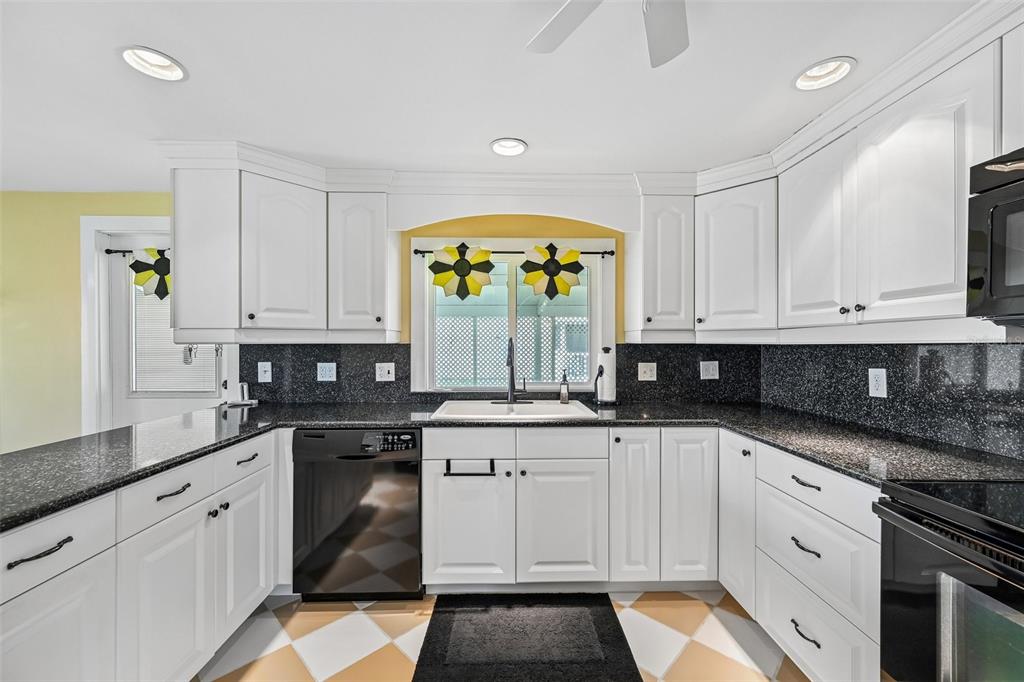 U-shaped stone counters with lots of workspace