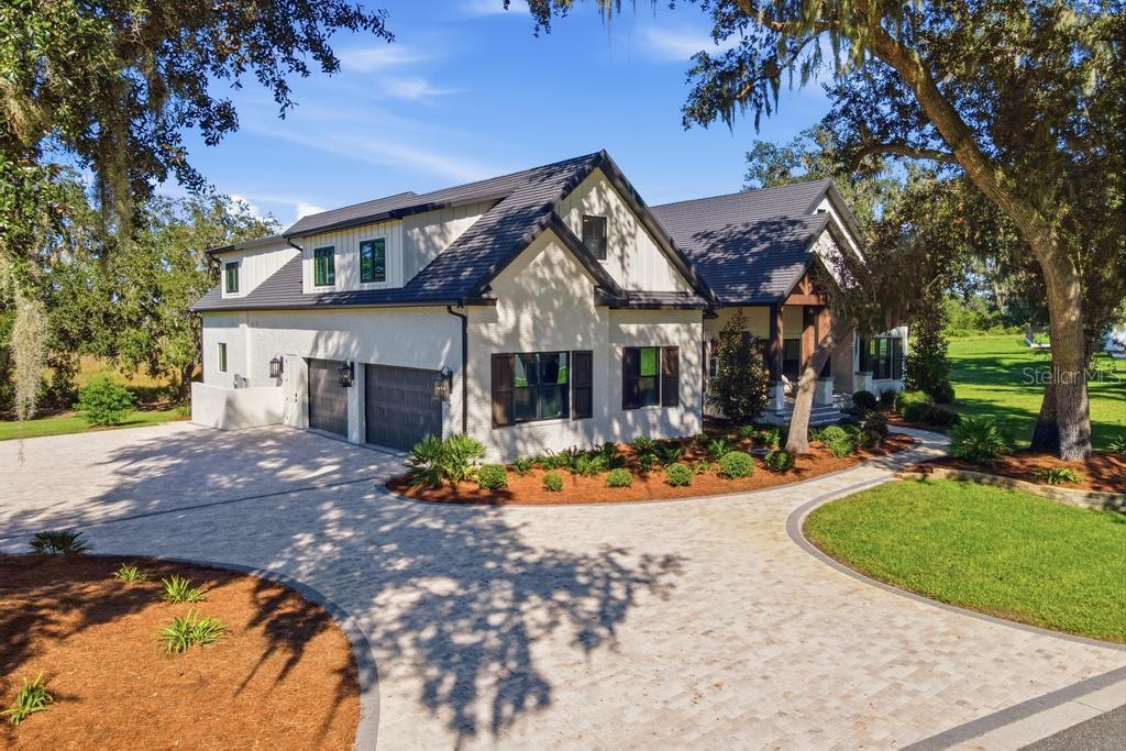Great curb appeal with manicured lawn!