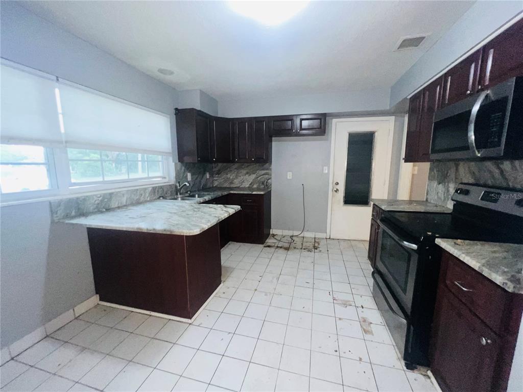 KITCHEN WITH EATING SPCAE
