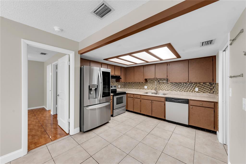 Versatile kitchen layout