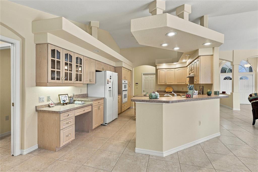KITCHEN W/DESK