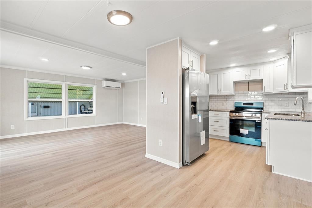 Living area/kitchen
