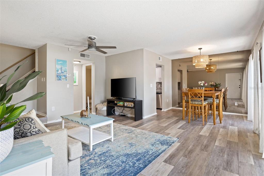 Open Concept Living/Dining Area!