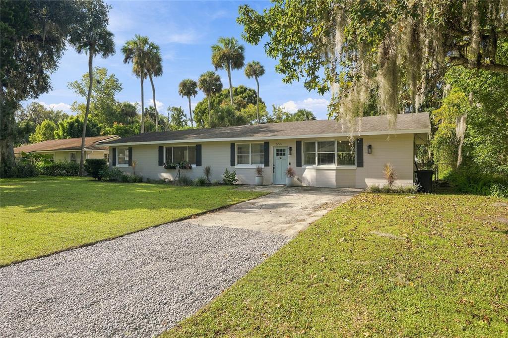 nice long driveway and side yard for extra parking...for your BOAT!