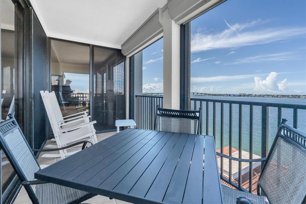 Imagine a coffee or cocktail here.