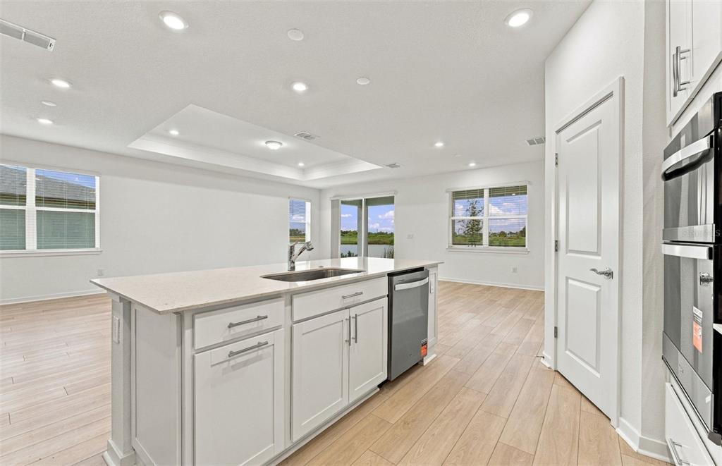 Center Island w/Sink