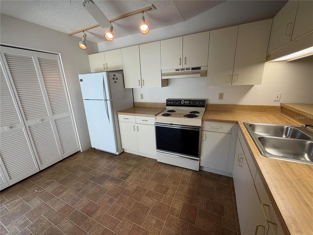 Property for sale at 2904 OAK LANE, BRADENTON, FL, 34209