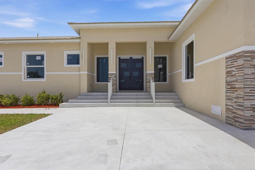Spacious & Inviting Entrance