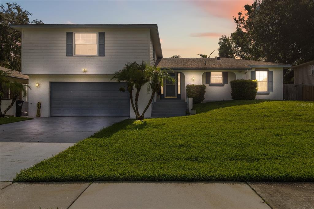 5 BR / 2.5 BA, 2400 sq ft, Tri-level POOL home in Spring Oaks